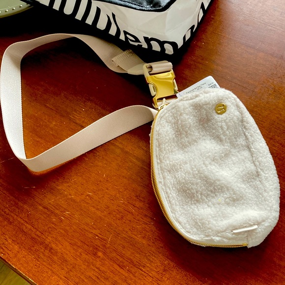 Lululemon belt bag in white fleece; brand new with tags - Picture 1 of 1